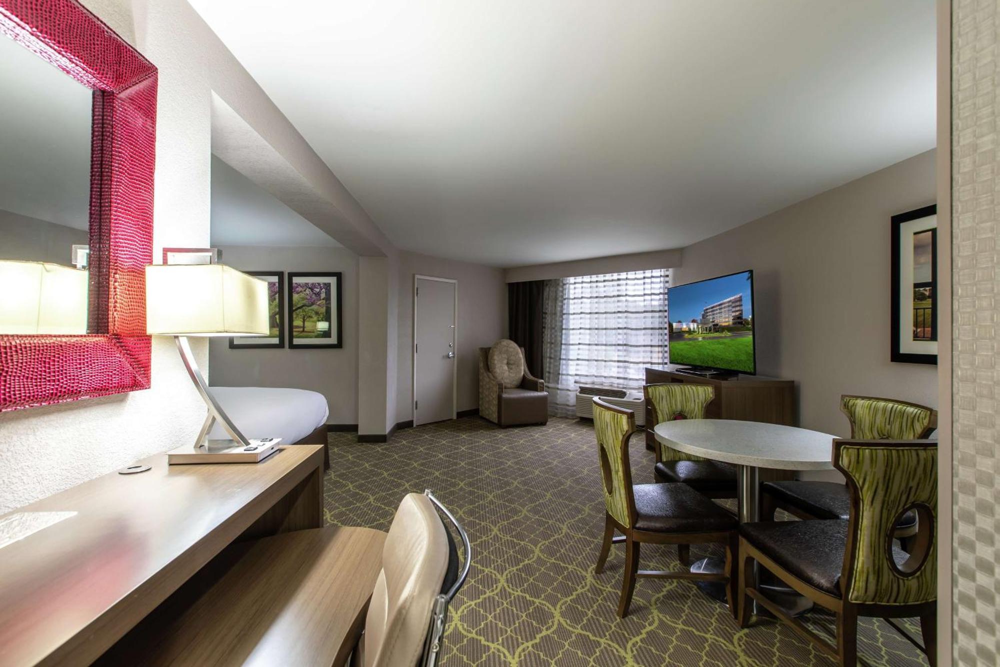 Doubletree By Hilton Winston Salem - University, Nc Exterior photo